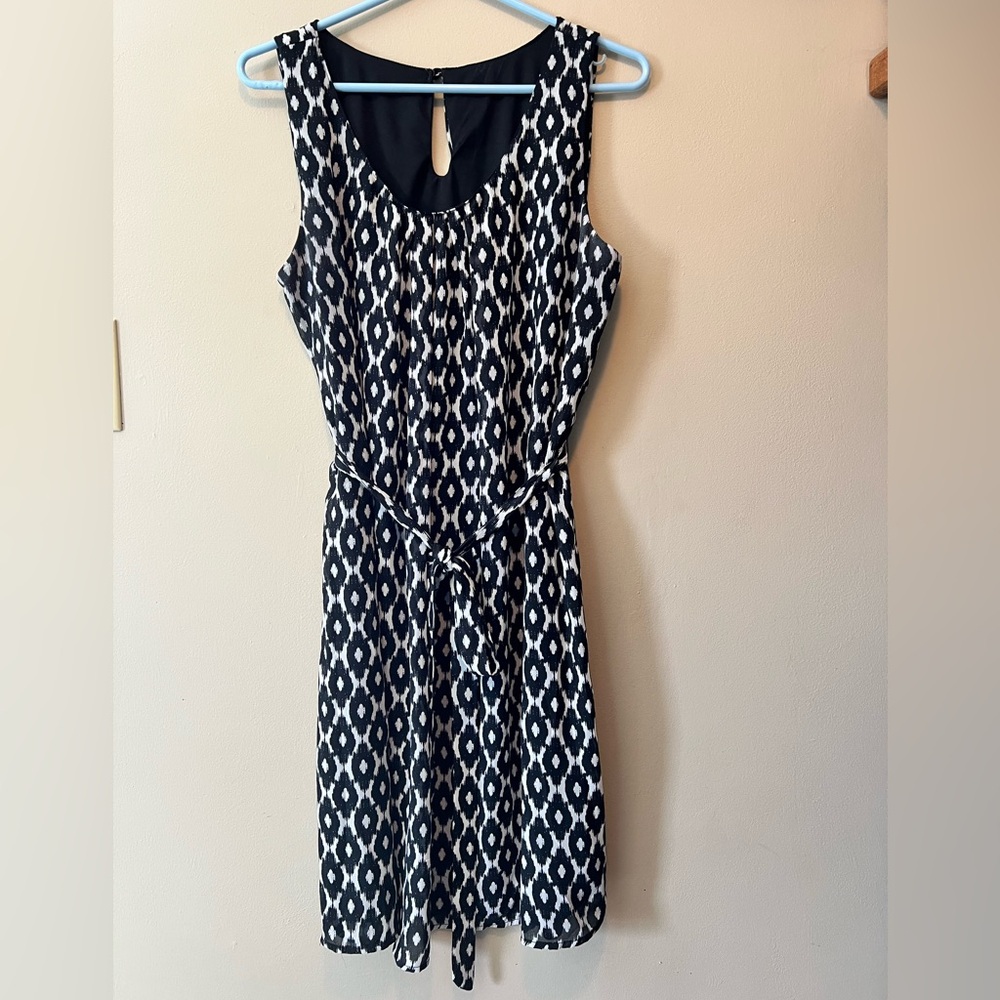 Sleeveless dress fully lined black and white geometric print with removable tie.